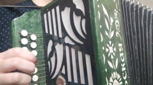 В этой деревни огни не погашены,... на гармони