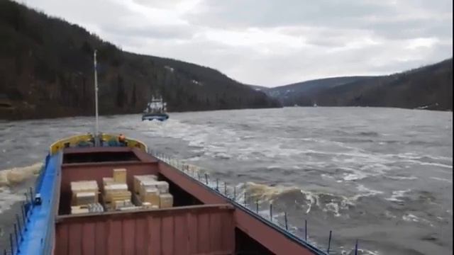 Большой порог от берега к берегу, где вода чуть тише смотреть онлайн