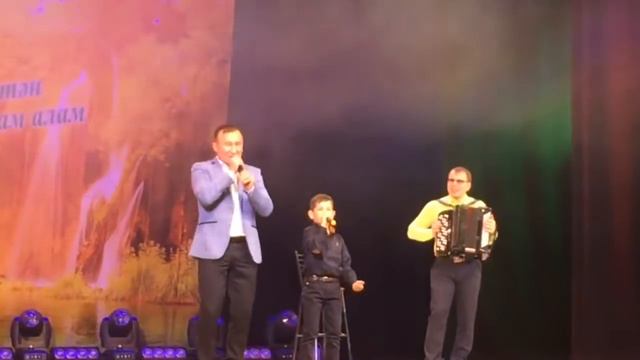 Мальчик рвет танцпол вместе с Ринатом Рахматуллином смотреть онлайн