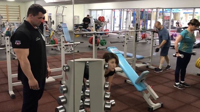 Тренировка ягодиц и рук в Фитнес клубе Физра / Евгений и Регина смотреть онлайн