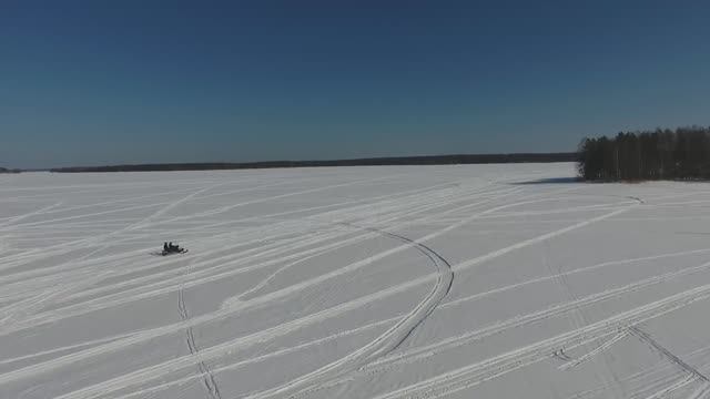 Снегоходы на Горьковском водохранилище. Аэросъёмка.mp4