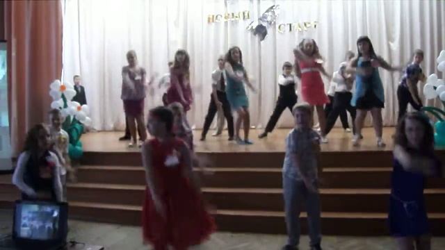 Флешмоб,выпускной,танцует 4 "А" класс.Школа №18 город Могилев. смотреть онлайн