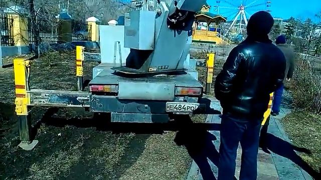 Автокран на аллее в парке Дома офицеров смотреть онлайн