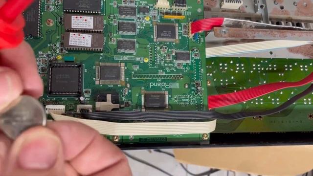 Roland D-20 battery Replacement. Simple Synth Repair - fast video. Also for D-5 and D-10 смотреть онлайн