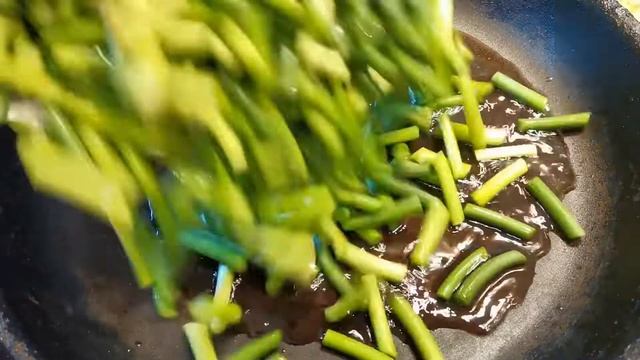 Яичница с чесночными стрелками. смотреть онлайн