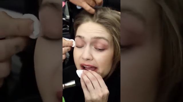 Gigi Hadid backstage vs Runway #gigihadid #supermodel #mackup смотреть онлайн
