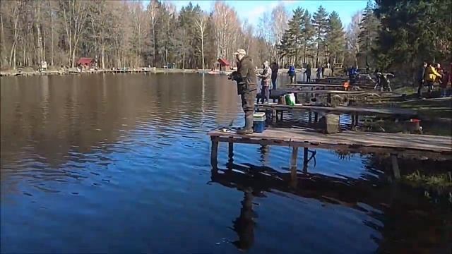 Первомайская форель хорошо ловится на все виды снастей. Клёвое место, Лосиный остров, верхний. смотреть онлайн