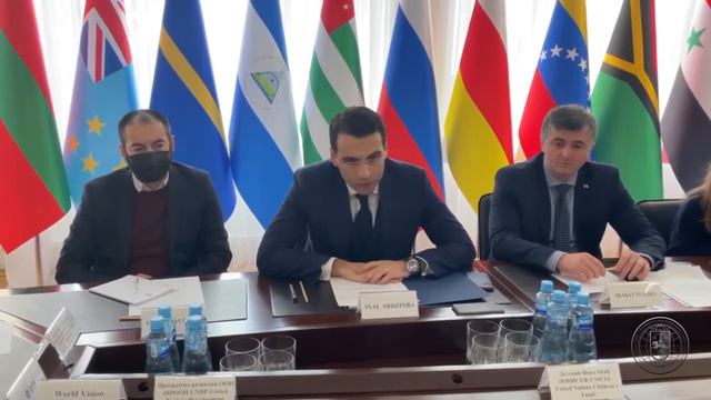 Инал Ардзинба провел встречу с главами представительств международных организаци смотреть онлайн