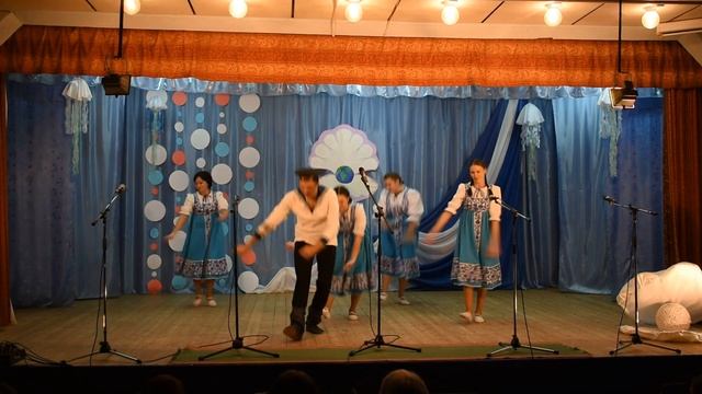 Танец "Яблочко" исполняют танцевальные коллективы "Комплимент" и "Росинка" смотреть онлайн