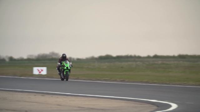 Kawasaki ZX-10R Ninja and ZX10RR (2021) Review | Jonathan Rea WorldSBK For the Road Tested смотреть онлайн