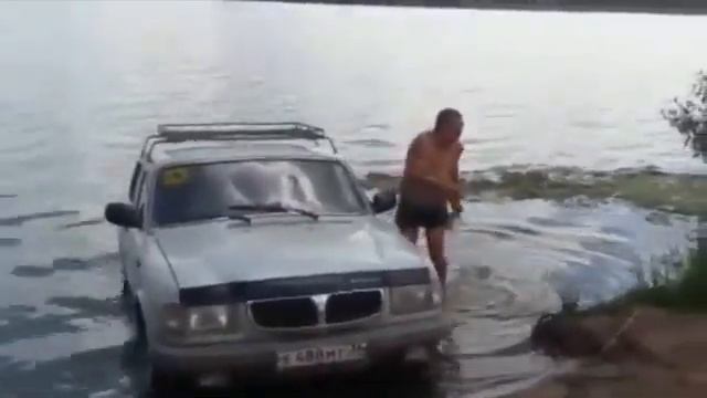 Воронежец помыл машину в реке и стал героем курьезного видео смотреть онлайн