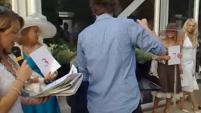 Greg James judges Best Dressed Lady at the races смотреть онлайн