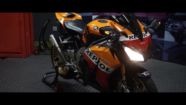 Honda CBR1000RR Repsol + Arrow Exhaust Limited Edition: ISTIMEWA! смотреть онлайн