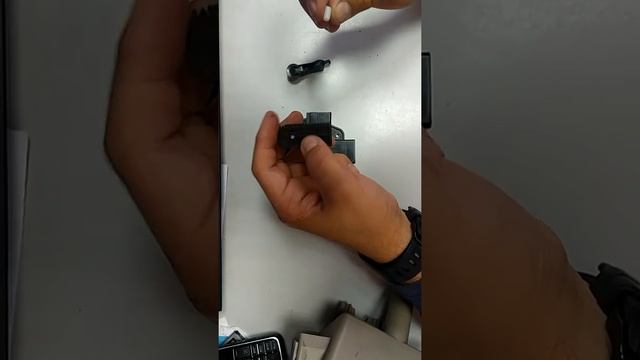 [ ToYoTa AVENSIS ] Ремонт центрального бардачка около ручника (не фиксируется крышка) смотреть онлайн