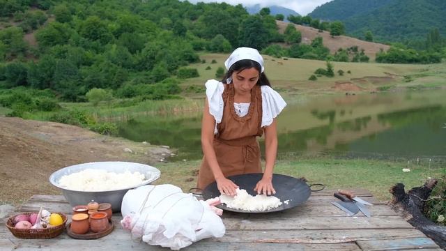 Dağlarda qalın DUZ qatının altında bişirilmiş bütöv QUZU! Kənddə sakit Həyat смотреть онлайн