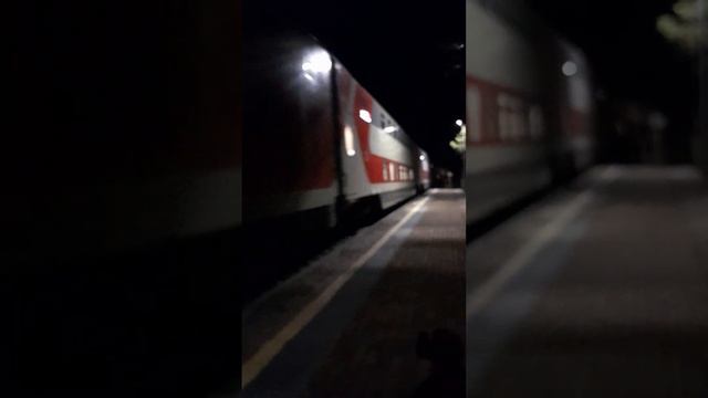 2ЭС4К-123 с двухэтажным поездом Санкт-Петербург-Адлер. смотреть онлайн