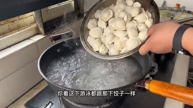 儿子不在家，胖龙中午吃泡面啃鸭腿，边吃边聊在广州打工的经历【胖龙的小生活】