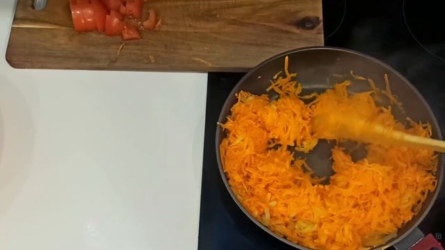 Как очень вкусно пожарить яйца, яичницу с помидорами ? Яичница по-деревенски и луком смотреть онлайн