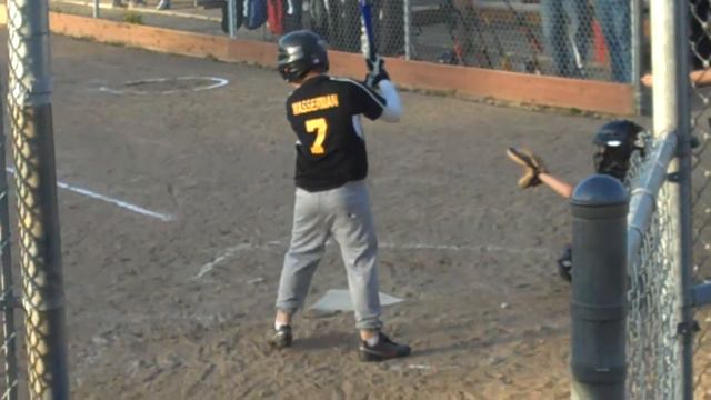 Richard, Eli playing baseball смотреть онлайн
