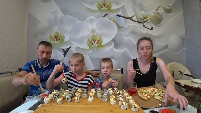 МУКБАНГ РОЛЛЫ ПИЦЦА И ПРАЗДНИК ЖИВОТА! ??rolls #pizza #stepfamily