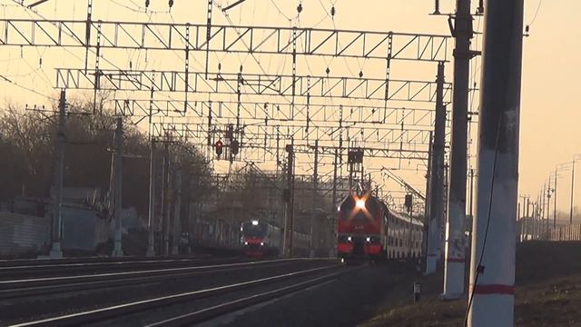 "Вместо ЭП20" Электровоз ЭП2К-379 с двухэтажным фирменным поездом Италмас №26 Москва - Ижевск смотреть онлайн