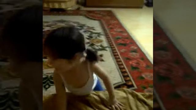 Клоун хотел показать фокус но маленькая девочка помешалась и гонялась смотреть онлайн