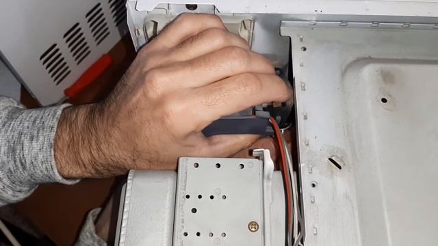 Как ЗАМЕНИТЬ ЛАМПОЧКУ в МИКРОВОЛНОВКЕ. Замена ЛАМПЫ в СВЧ-печи. Замена лампочки в микроволновке. смотреть онлайн