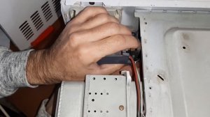 Как ЗАМЕНИТЬ ЛАМПОЧКУ в МИКРОВОЛНОВКЕ. Замена ЛАМПЫ в СВЧ-печи. Замена лампочки в микроволновке.