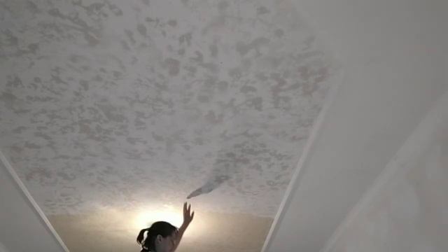 Декоративная штукатурка из шпаклёвки на потолке в рамке. смотреть онлайн