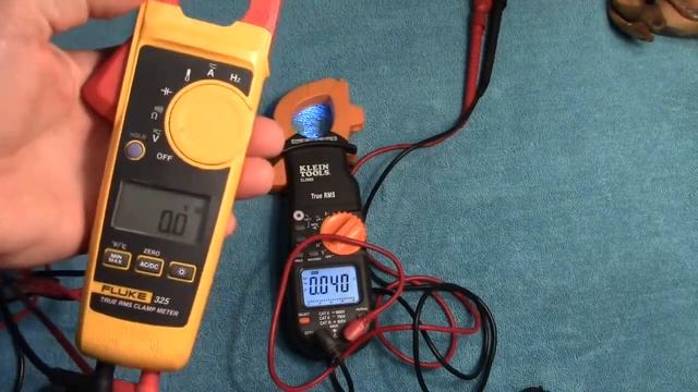 Fluke 325 vs Klein CL2000 TRMS AC DC Clamp Meter Comparison смотреть онлайн