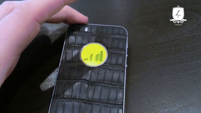 Обтяжка кожей крокодила iPhone 5s, светящийся логотип смотреть онлайн