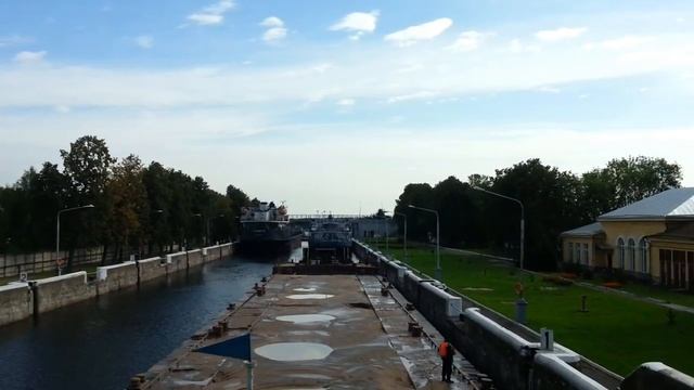 Проходим шлюз Углич..We pass the Uglich lock.. смотреть онлайн