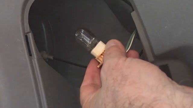 Back Up Light Replacement Toyota Matrix Pontiac Vibe 2003-2008 Glendalf's Auto Tips смотреть онлайн