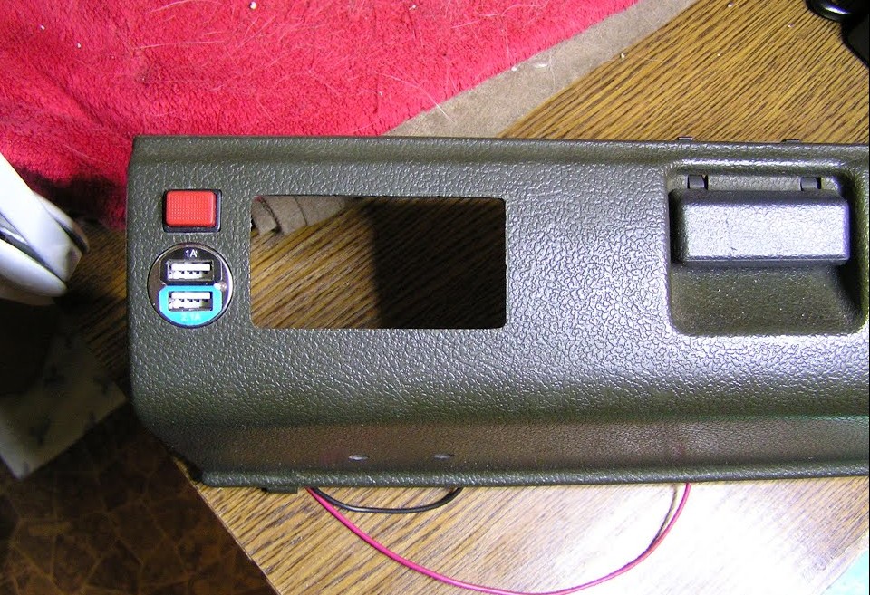 USB разъем в ВАЗ-2109.