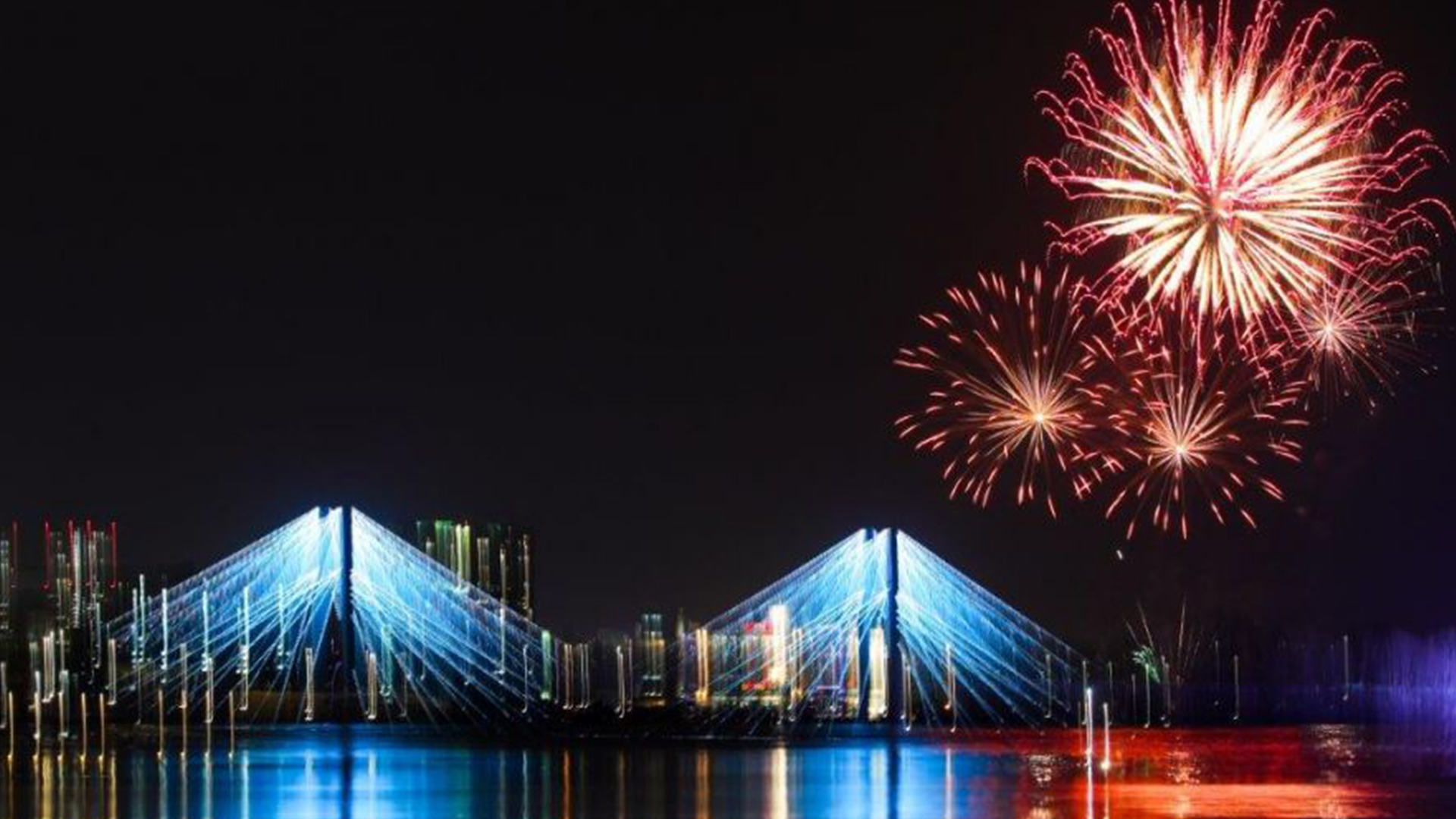 Салют || Красноярск || Праздничный фейерверк 1 мая 2022. смотреть онлайн