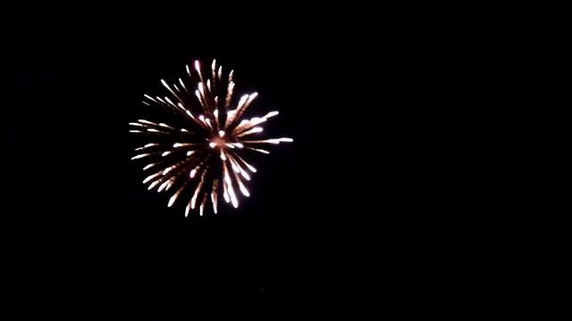 Наземный фейерверк и высотный фейерверк в небе 01,12,2013