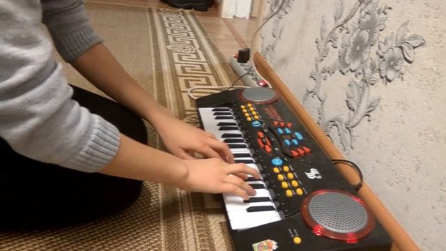 Вика играет на пионине игрушечном смотреть онлайн