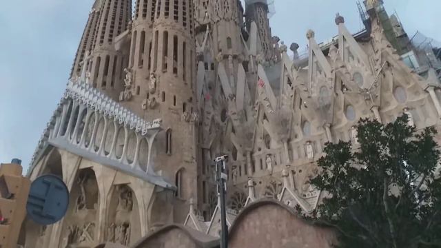 Walking around the Sagrada Familia,2020,Barcelona./Fira de Sagrada Familia,2020,Barcelona, Spain смотреть онлайн