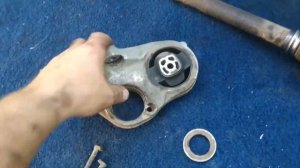 Замена подвесного подшипника полуоси на Пежо партнер.