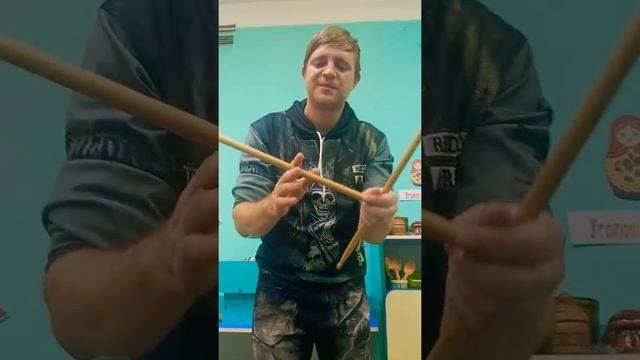 Как крутить барабанную палочку между пальцев смотреть онлайн
