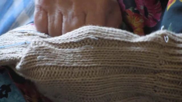 Мамуся профессионально штопает носки. смотреть онлайн