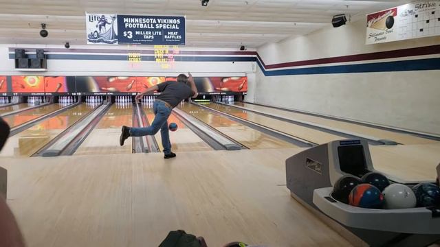 Bowler gets perfect 300 game, 12 strikes in a row! смотреть онлайн