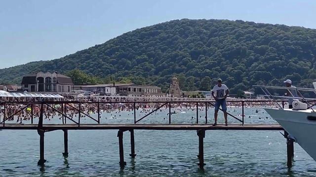 Море. Народ просто кишит. Загорают стоя. Архипо-Осиповка. смотреть онлайн