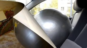 Накачка гимнастического мяча до нужного диаметра с помощью автомобильного насоса