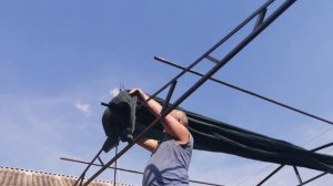 Натягиваем затеняющую сетку