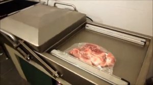 Процесс вакуумации деревенского мяса