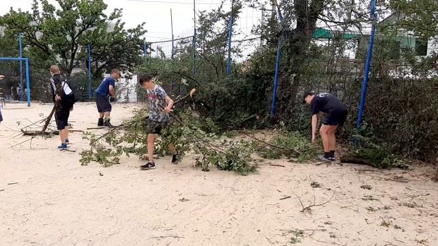 Суботник на детской площадке по ул. Грина 21.06.2020 #феочистыйгород #феодосия #крым смотреть онлайн