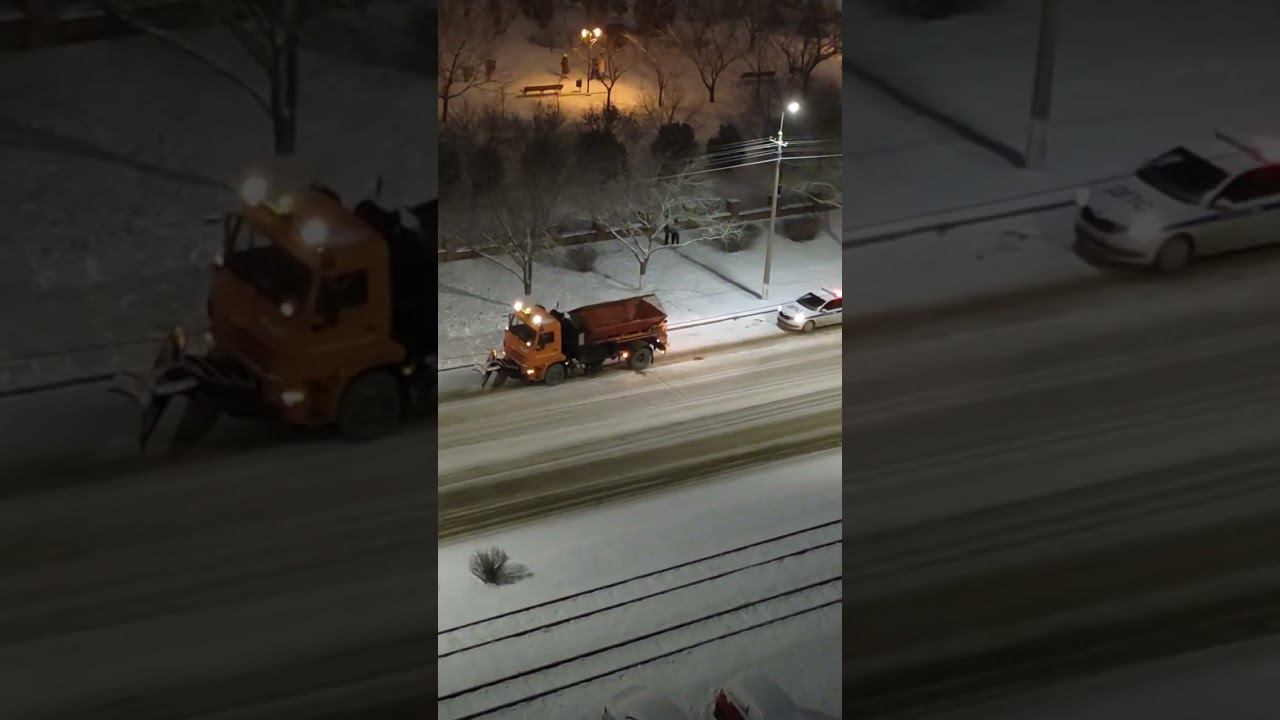 Вот поэтому на дорогах скользко! Посыпать надо, а не имитировать!!! #shotrs #евпатория#скользко смотреть онлайн