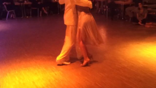 Samantha Dispari & Santiago Fina Bailan "Ficha de Oro" - DonTango Club Köln - Mayo 2014 смотреть онлайн