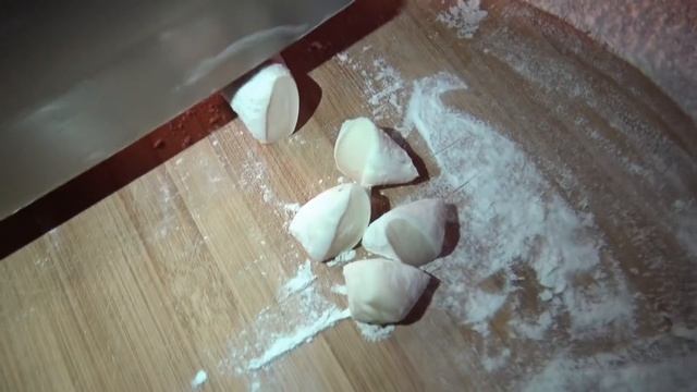 孩子喜欢吃饺子，57岁奶奶用蒜薹包饺子，尝试两种吃法，味道真香 I Use garlic sprouts to make dumplings смотреть онлайн